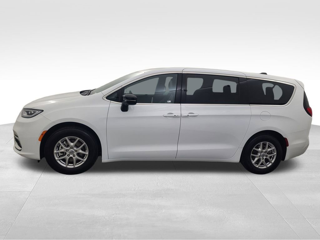 Used 2025 Chrysler Pacifica Select image 7