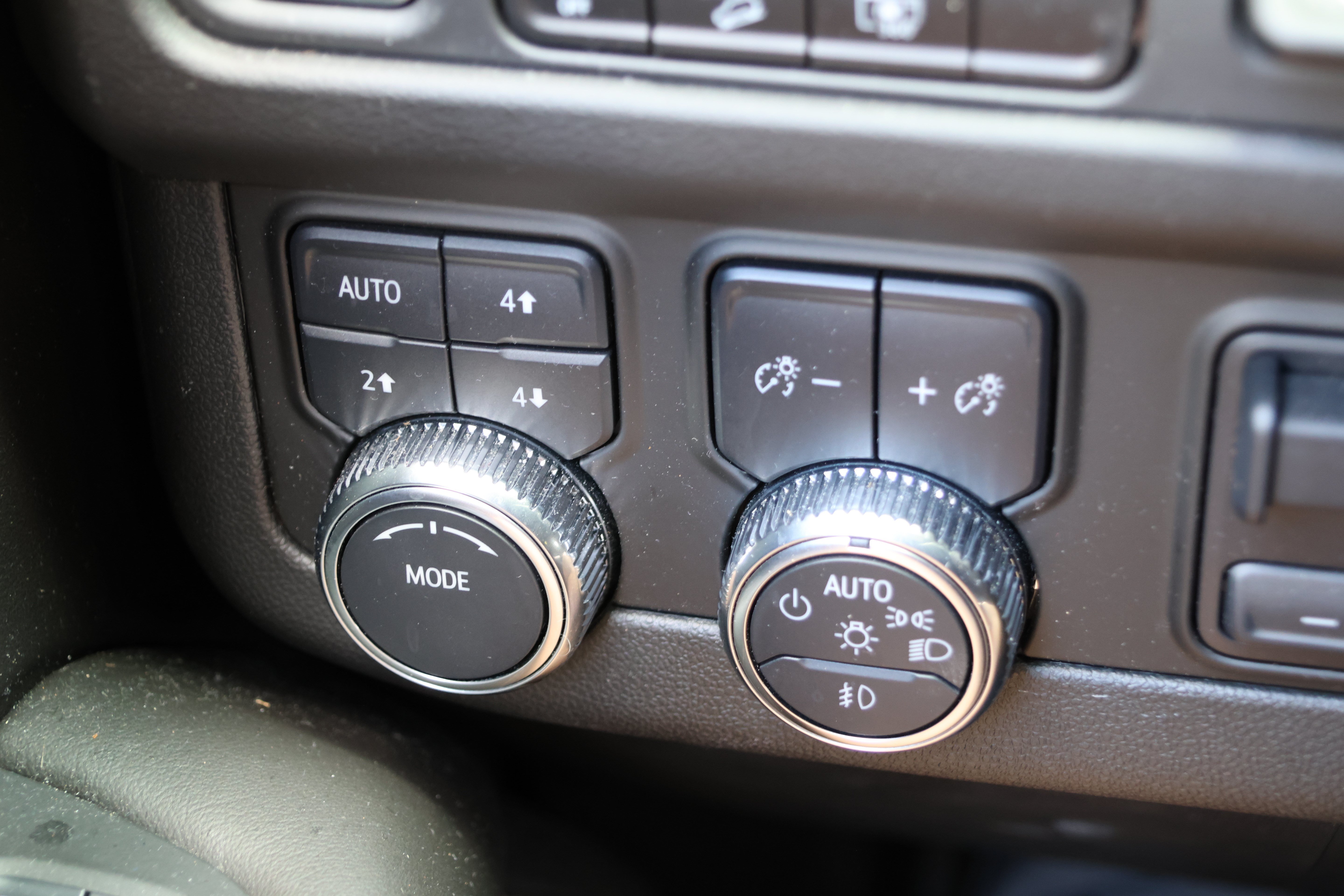 Used 2024 GMC Yukon AT4 w/ Technology Package AWD/4WD image 16