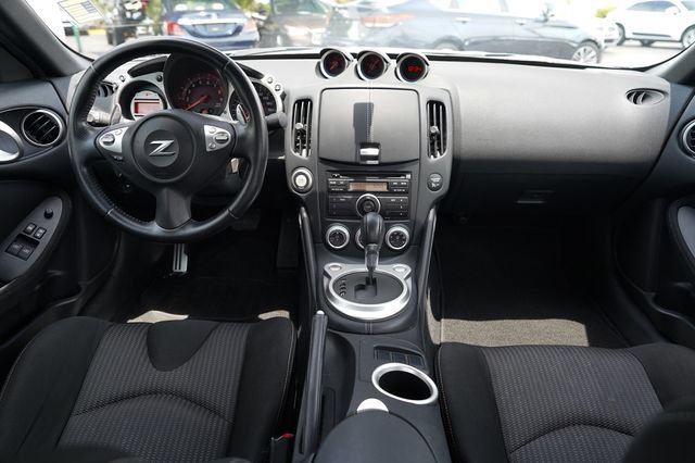 Used 2009 Nissan 370Z Coupe RWD image 2