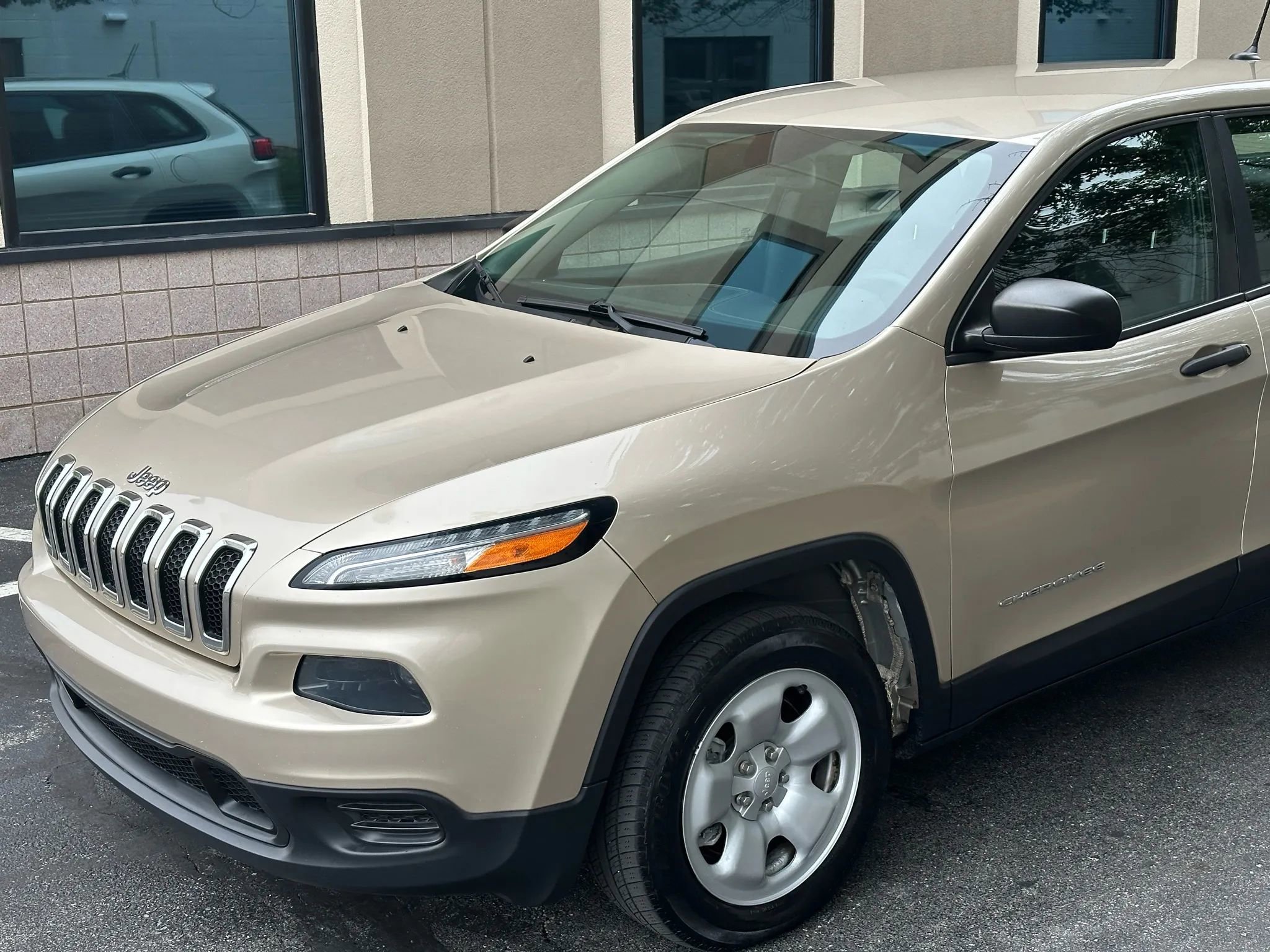 Used 2014 Jeep Cherokee Sport image 9