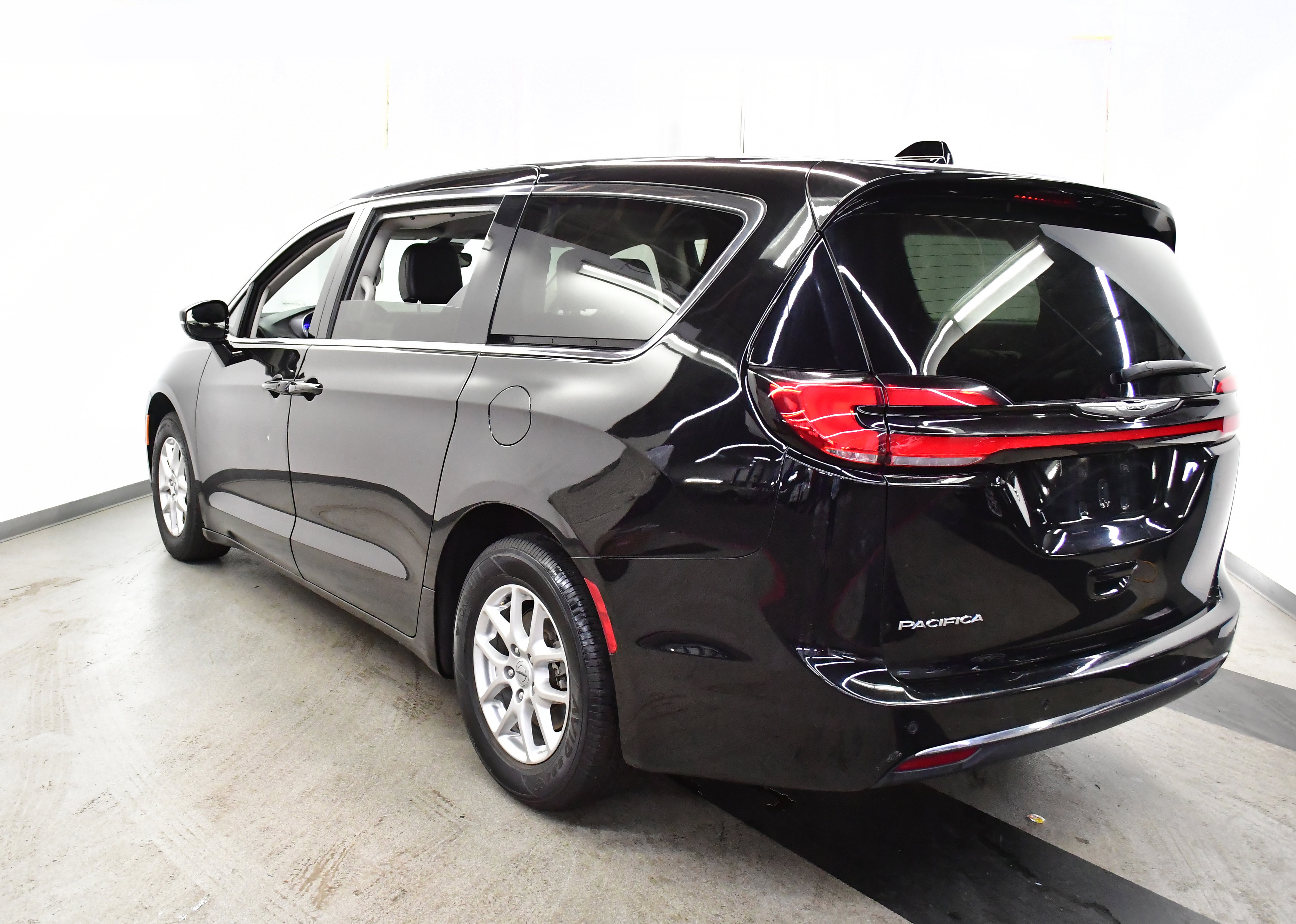 Used 2024 Chrysler Pacifica Touring-L image 8