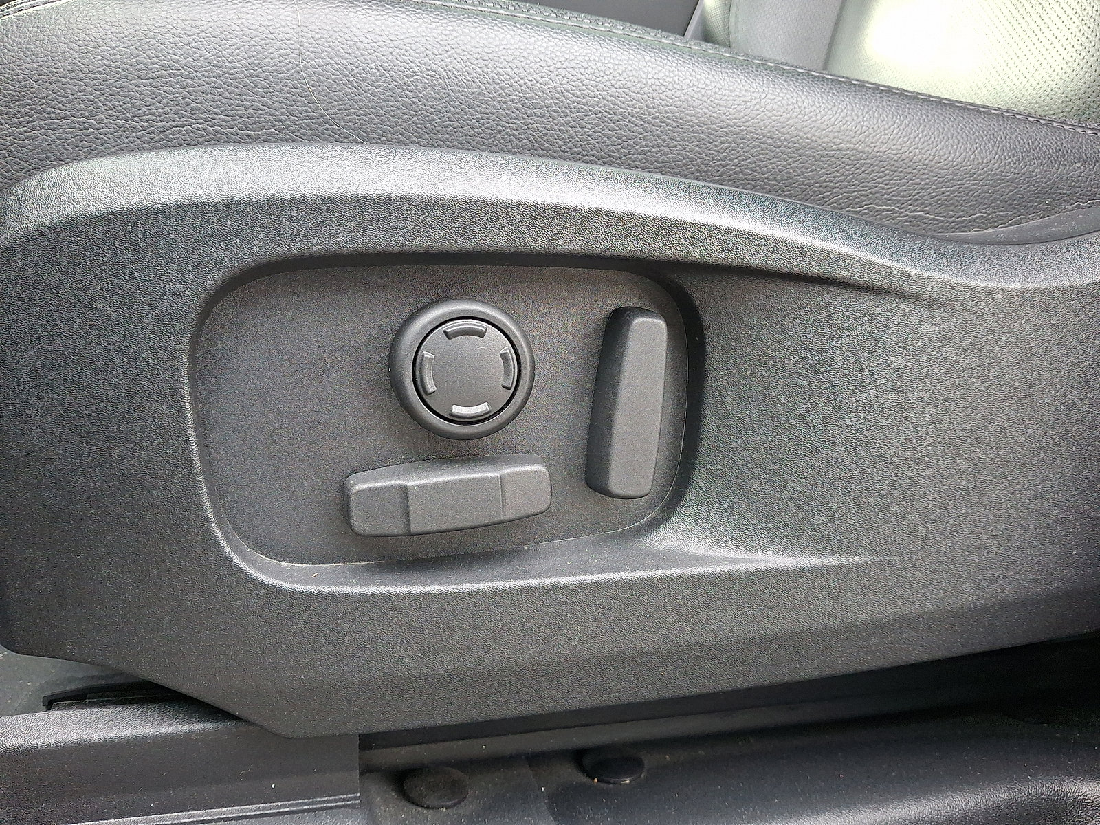 Certified 2023 Land Rover Defender 110 X-Dynamic SE image 4