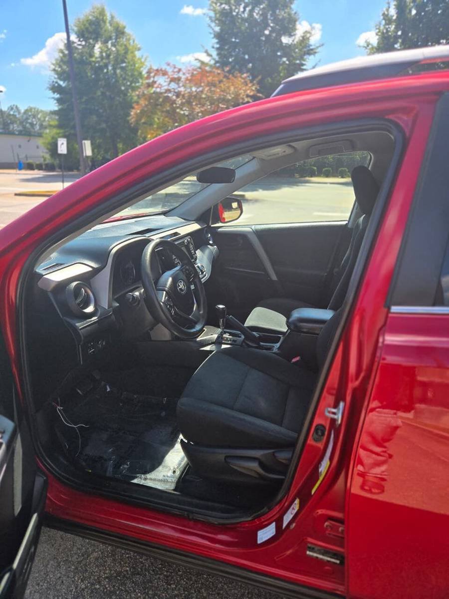 Used 2017 Toyota RAV4 LE FWD image 10