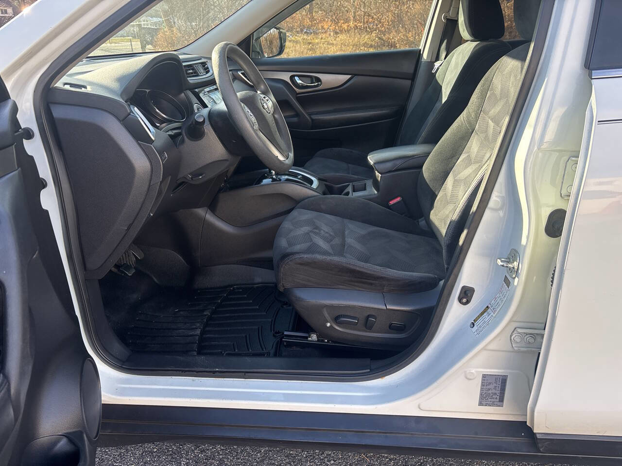 Used 2015 Nissan Rogue SV w/ SV Moonroof Package image 19