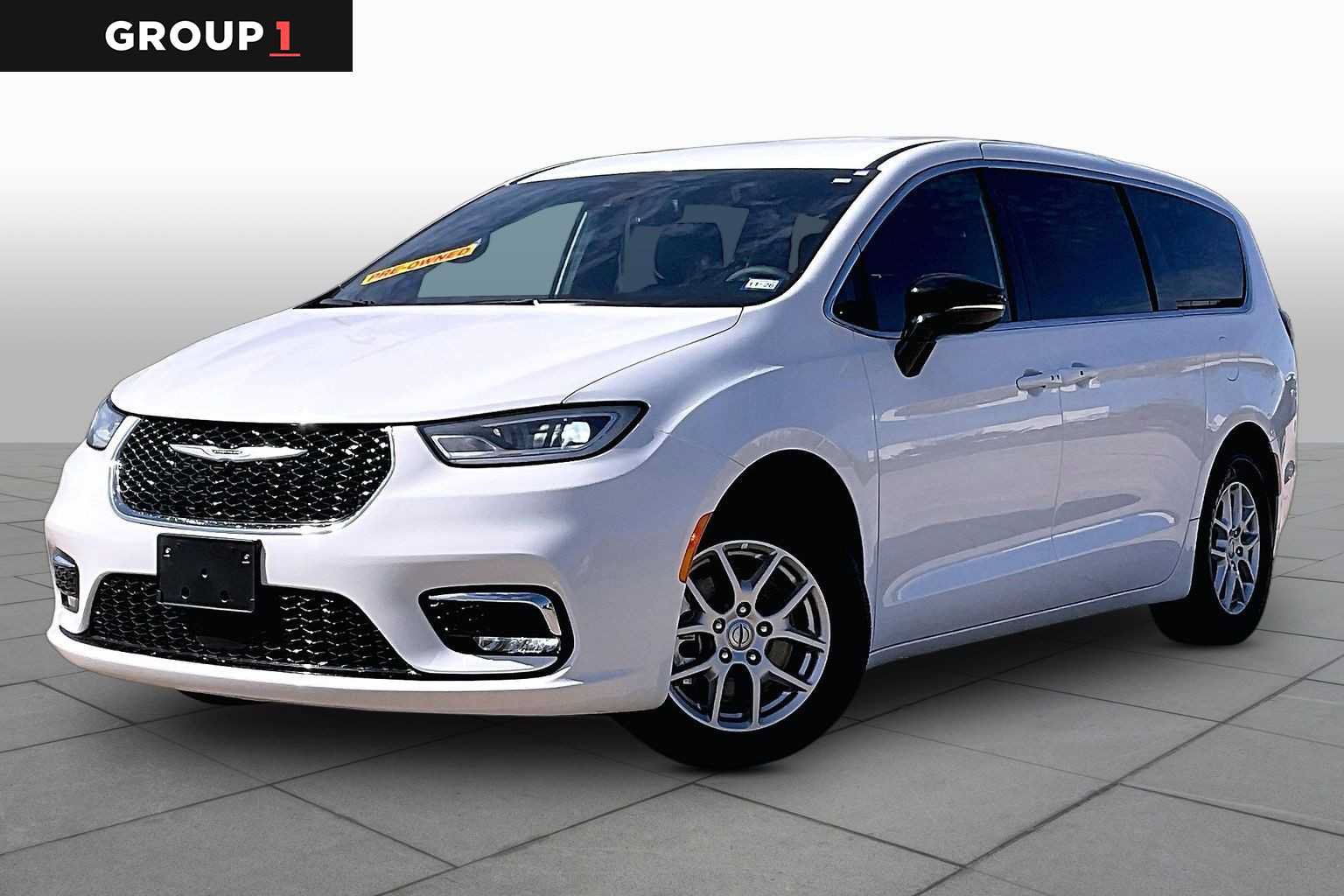 Used 2025 Chrysler Pacifica Select