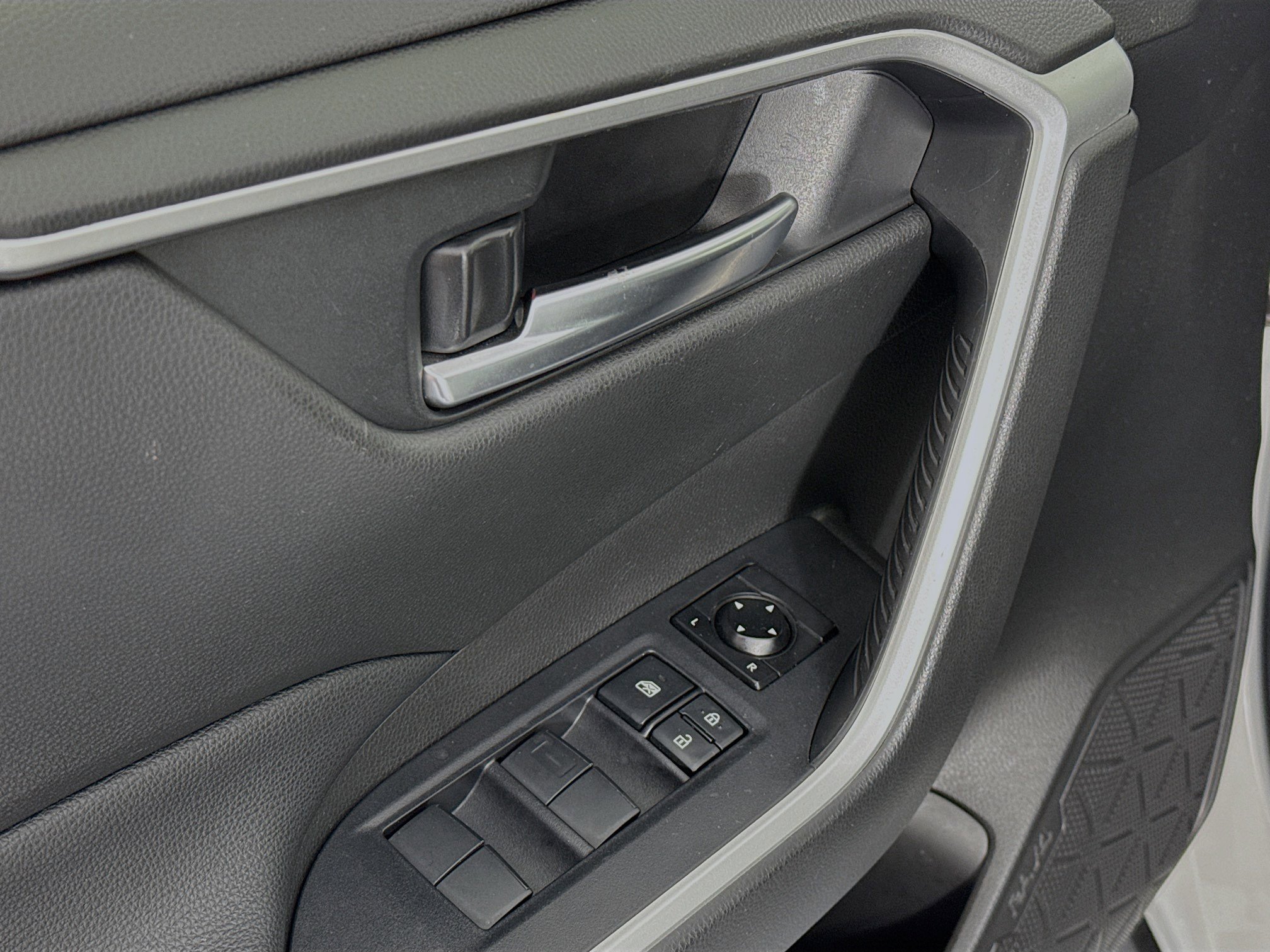 Used 2020 Toyota RAV4 XLE image 17