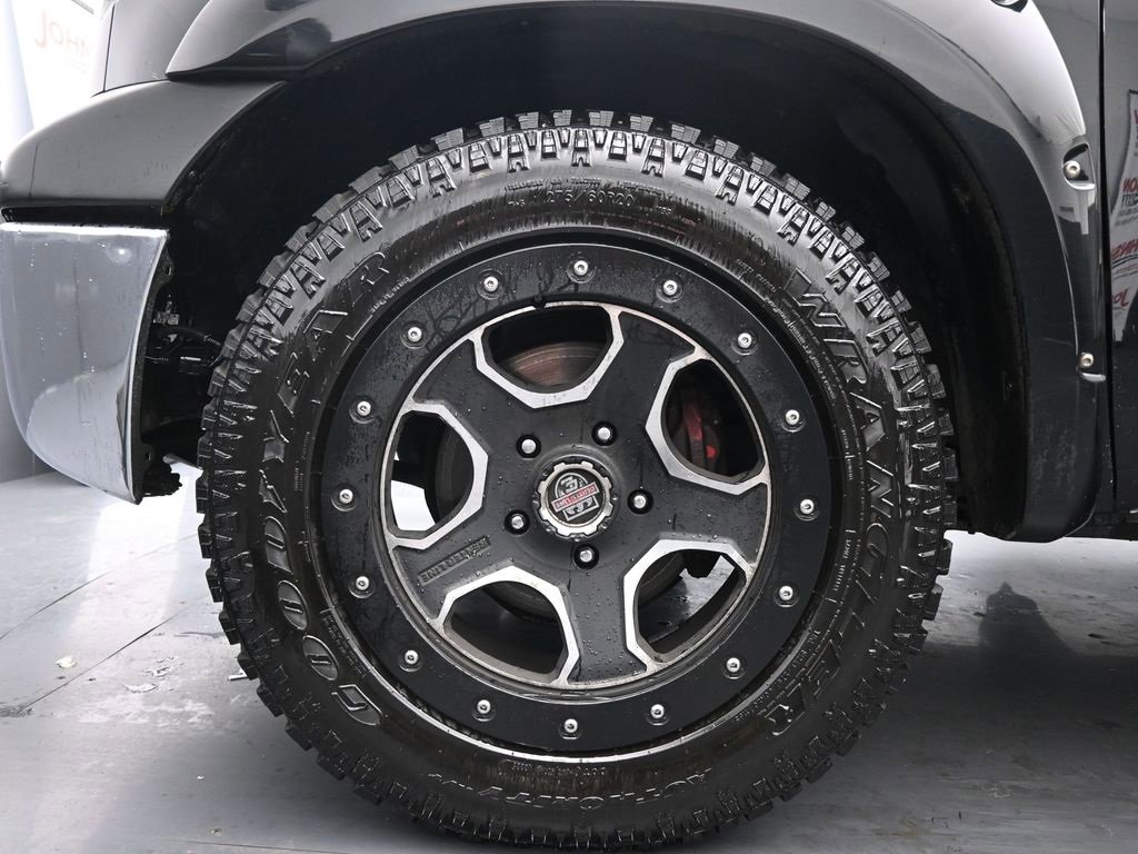 Used 2011 Toyota Tundra 4x4 CrewMax image 16