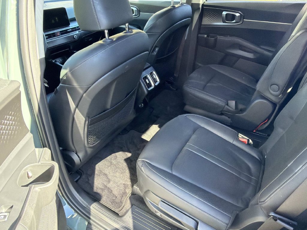 Used 2025 Kia Sorento EX w/ EX Panoramic Sunroof Package FWD image 12