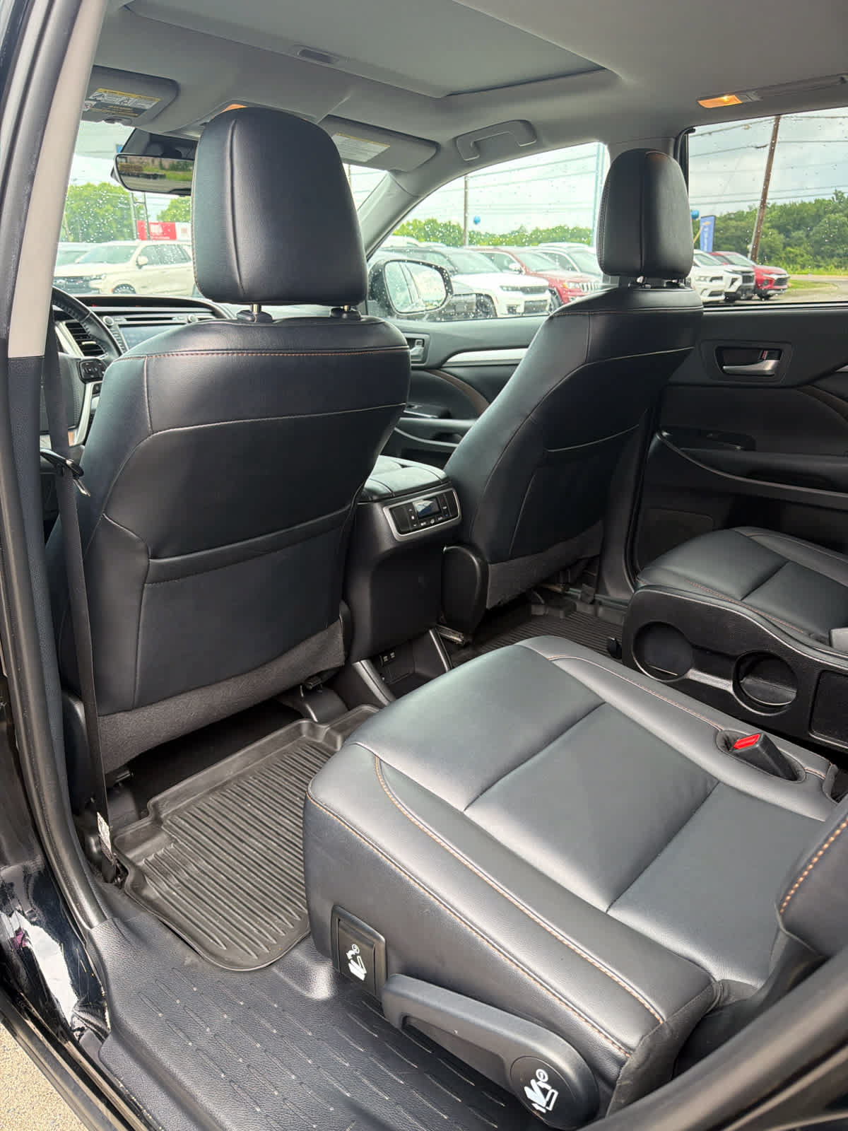 Used 2019 Toyota Highlander XLE AWD/4WD image 13