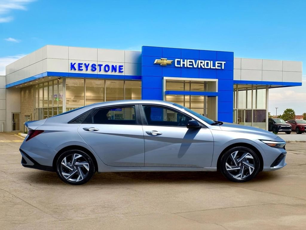 Used 2025 Hyundai Elantra Sport FWD image 8