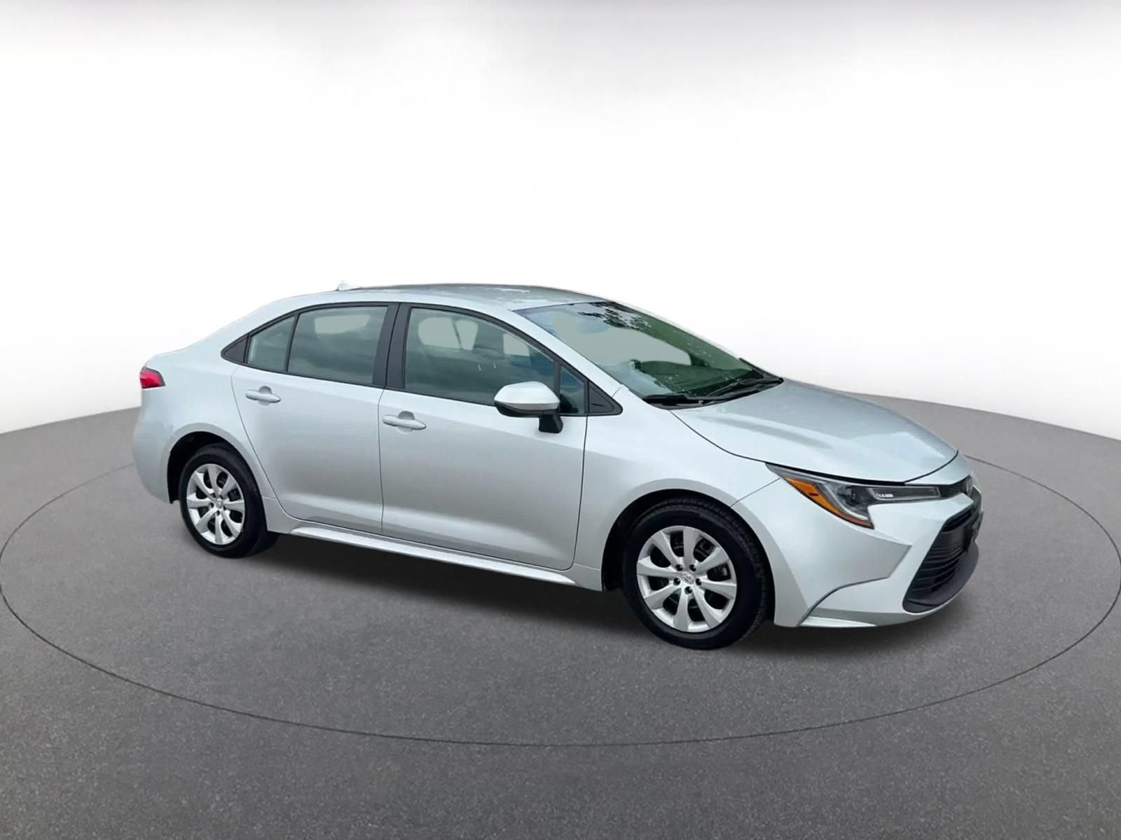 Used 2025 Toyota Corolla LE FWD image 2