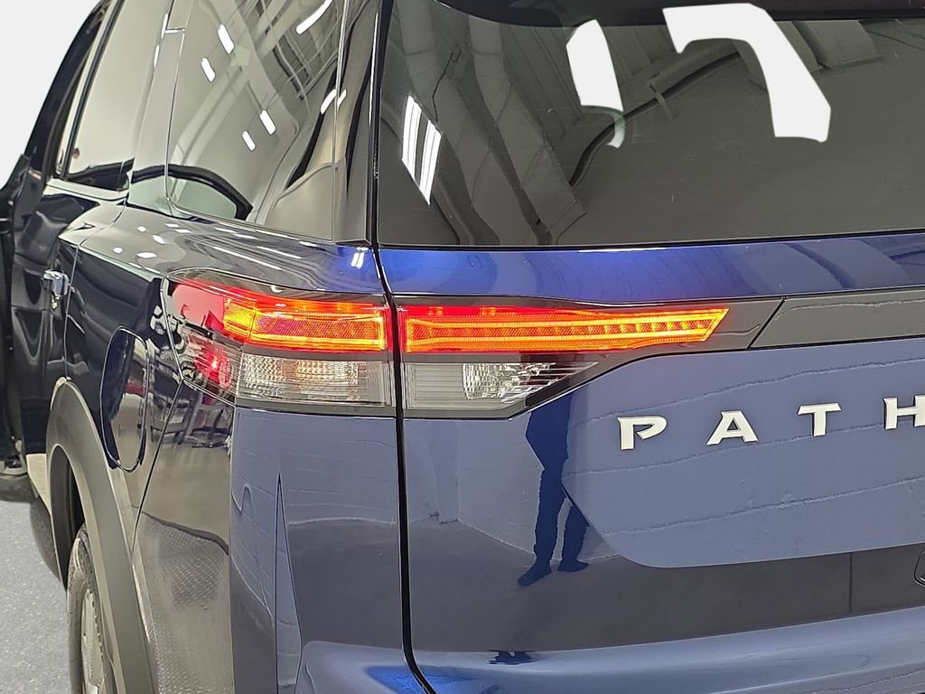 Used 2025 Nissan Pathfinder SV image 33