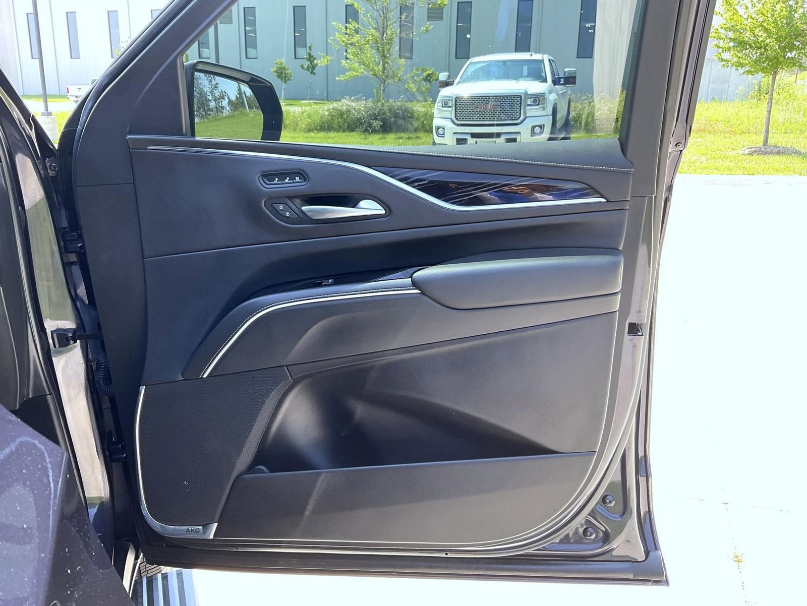 Used 2023 Cadillac Escalade Sport w/ LPO, ONYX Package image 17