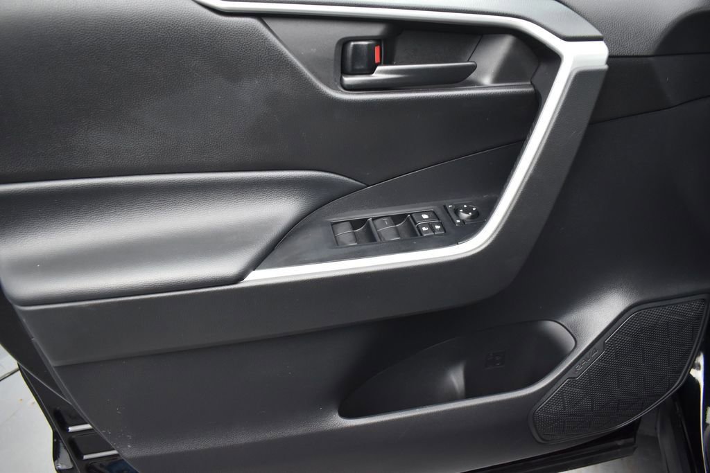 Used 2022 Toyota RAV4 LE AWD/4WD image 11