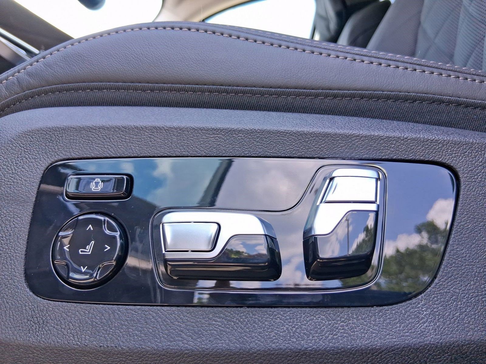 Used 2026 BMW X7 xDrive40i w/ Executive Package image 18