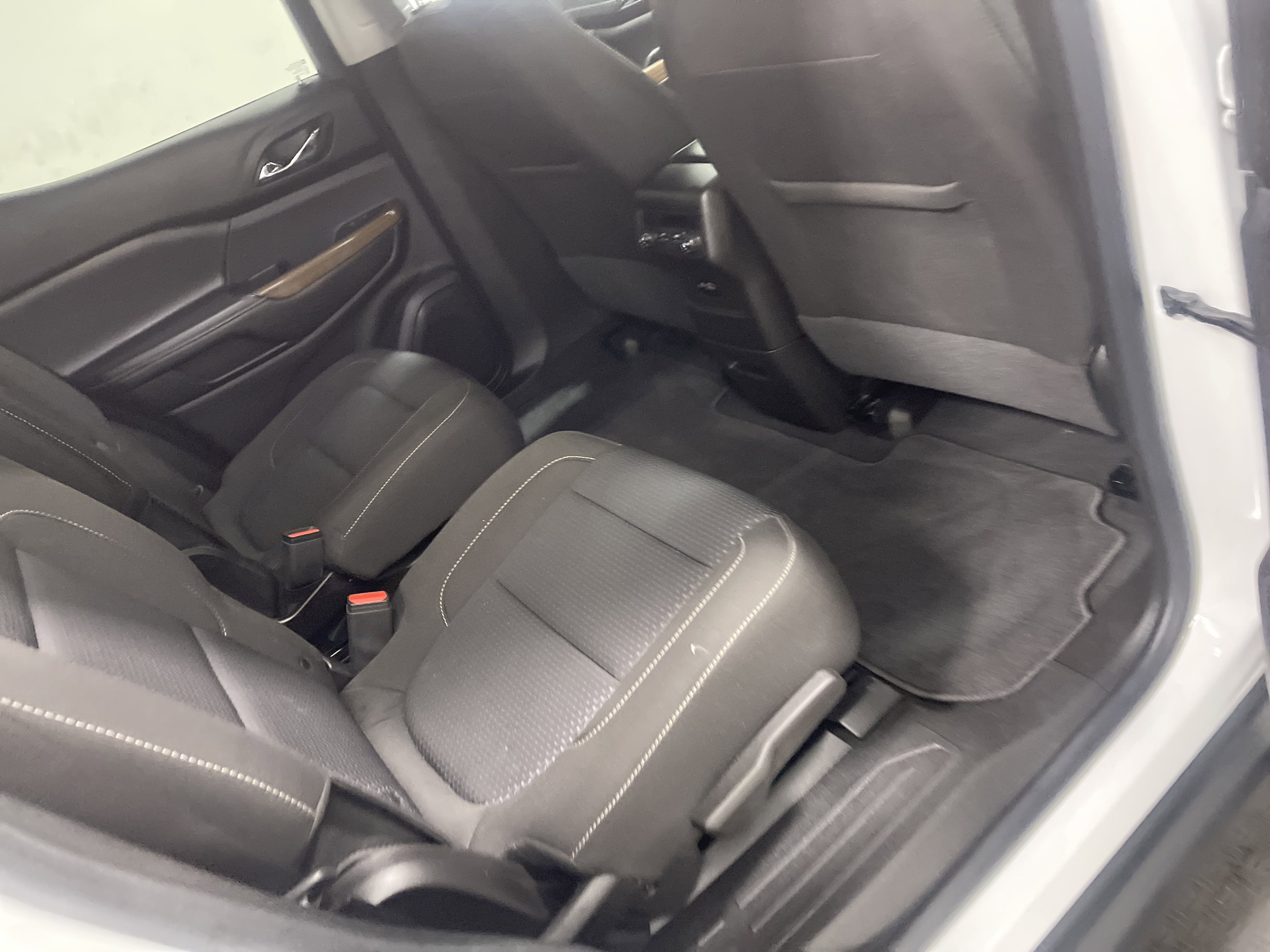 Used 2023 GMC Acadia SLE image 22