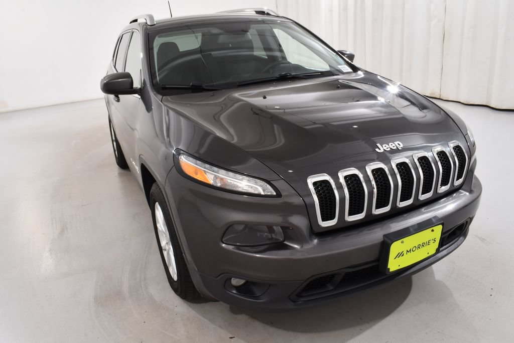 Used 2017 Jeep Cherokee Latitude AWD/4WD image 4