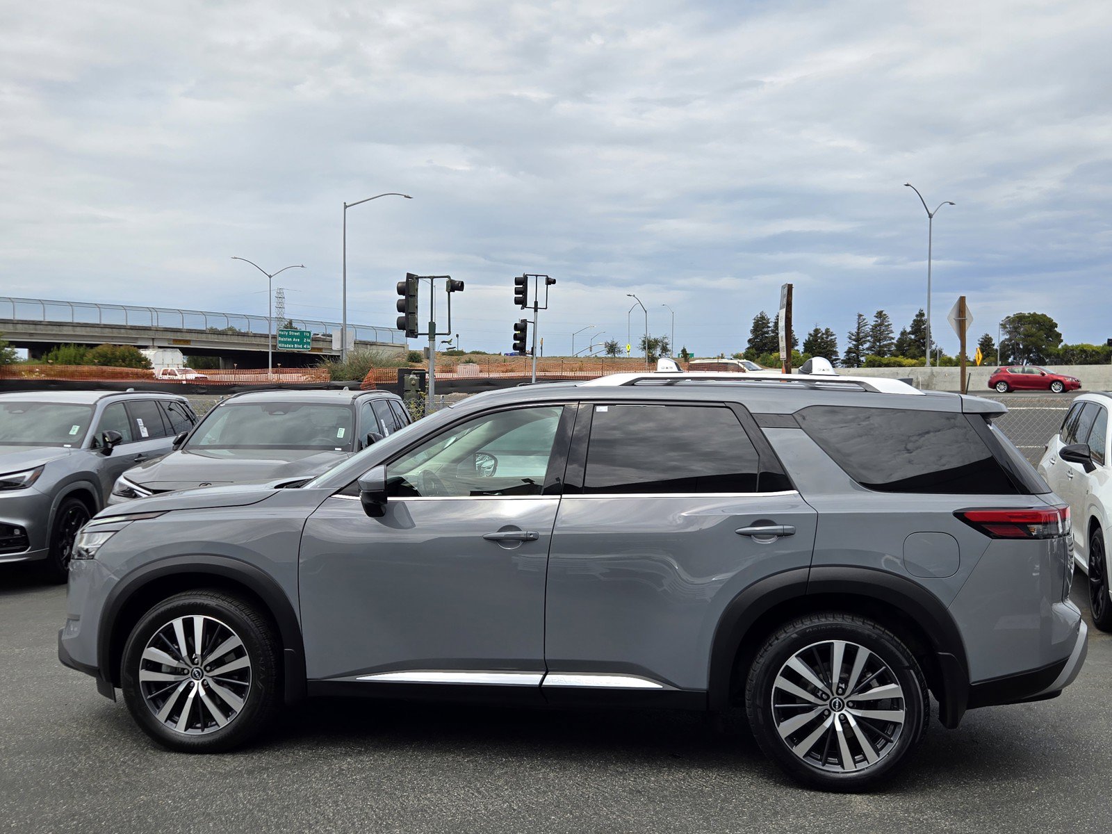 Used 2022 Nissan Pathfinder Platinum w/ Cargo Package AWD/4WD image 7