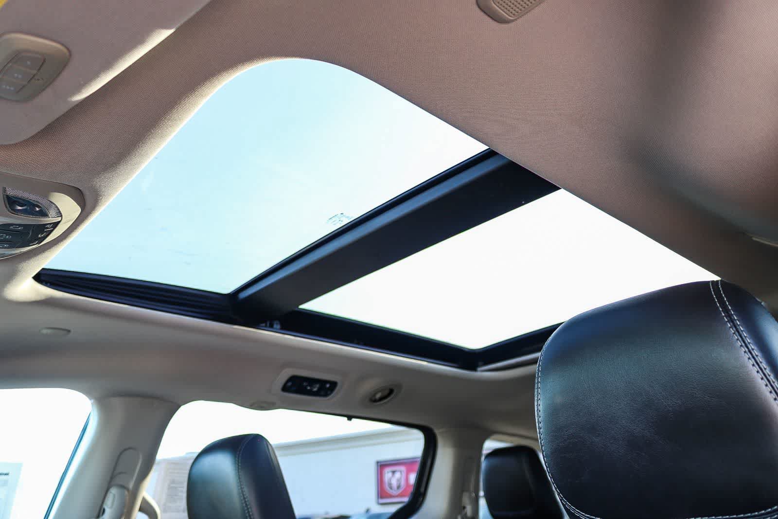 Used 2019 Chrysler Pacifica Limited w/ Advanced Safetytec Group FWD image 19