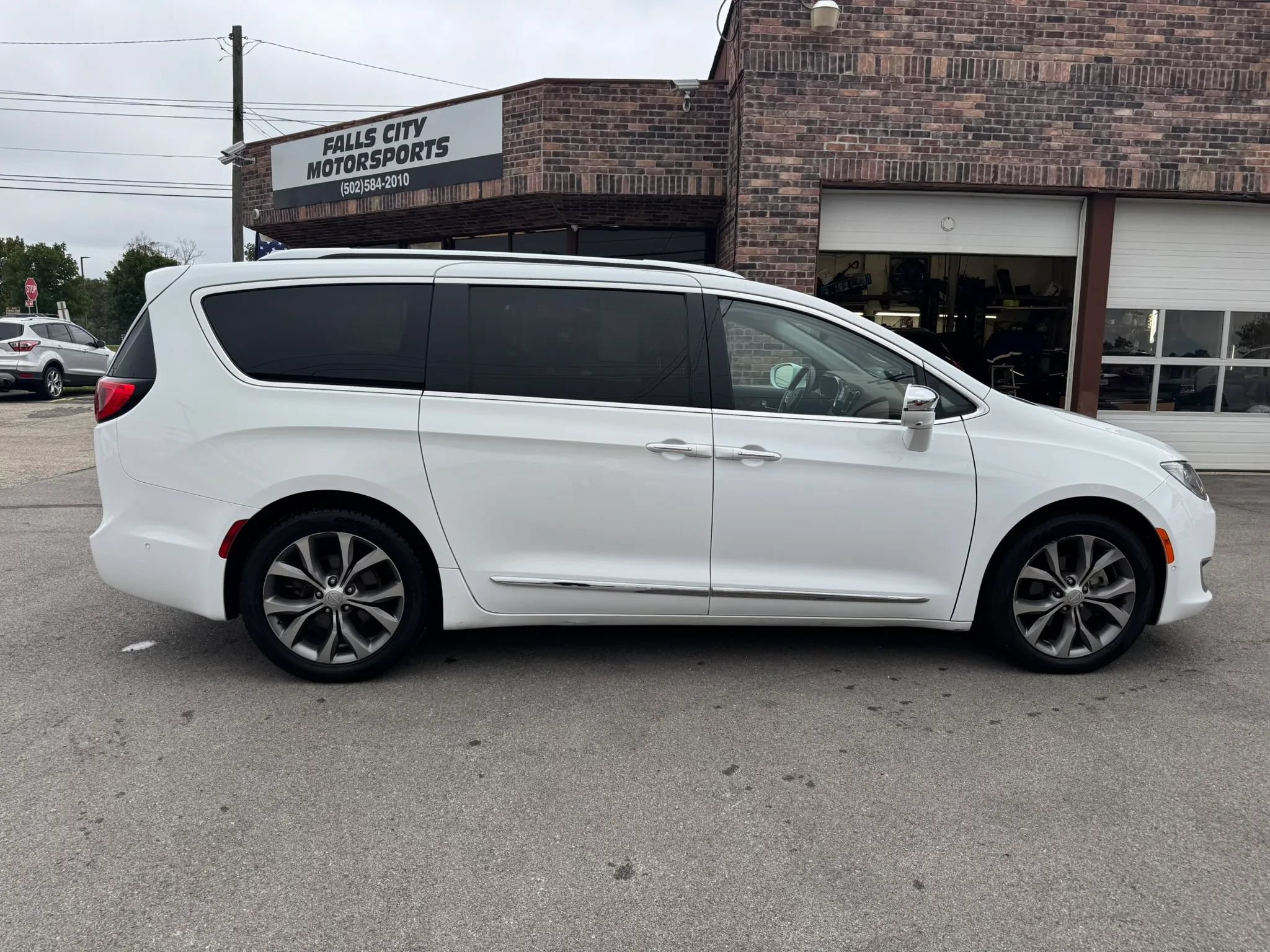 Used 2018 Chrysler Pacifica Limited w/ Tire & Wheel Group FWD image 17
