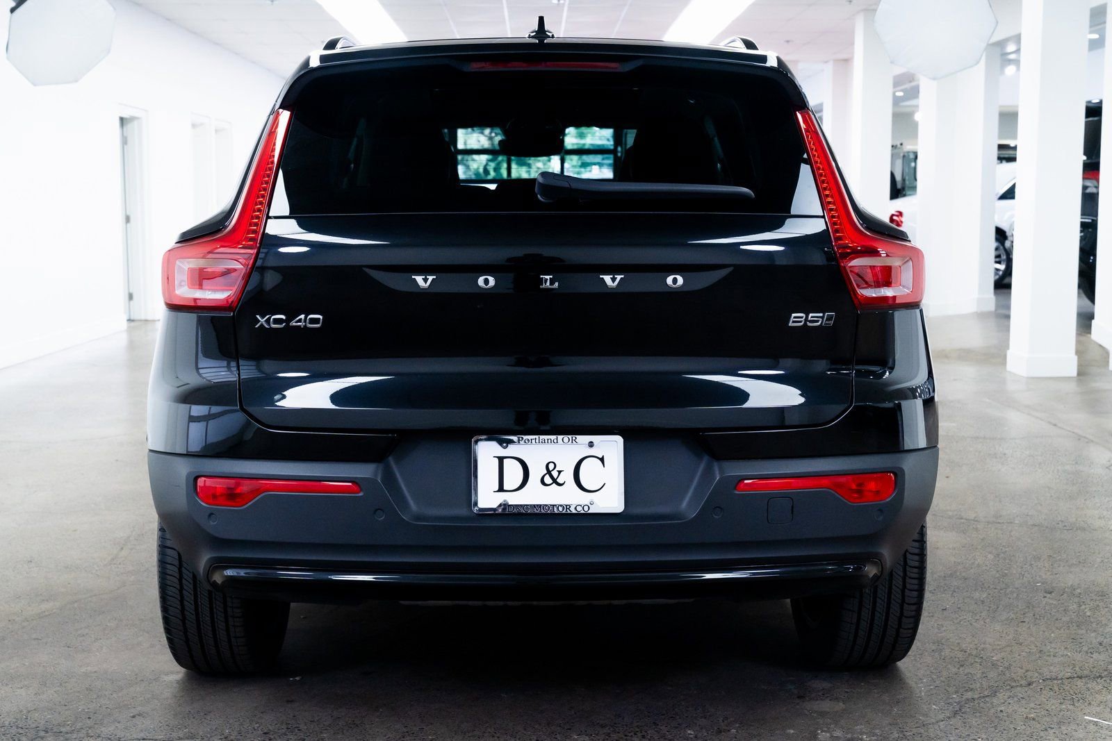 Used 2024 Volvo XC40 B5 Plus AWD/4WD image 5