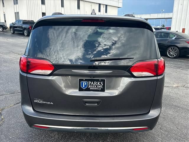 Used 2017 Chrysler Pacifica Touring Plus w/ Tire & Wheel Group FWD image 10