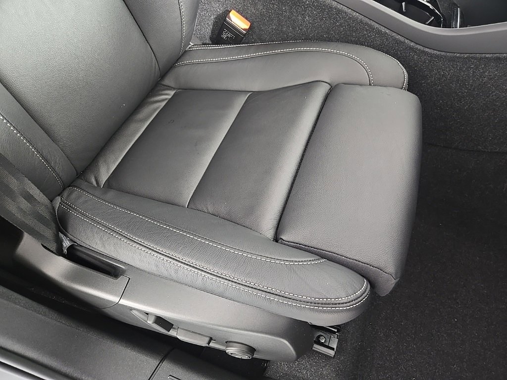 Used 2024 Volvo XC40 B5 Ultimate w/ Climate Package image 18