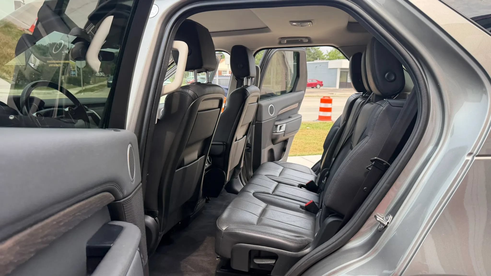 Used 2017 Land Rover Discovery HSE AWD/4WD image 14