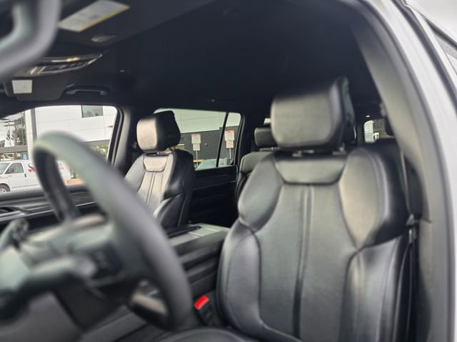 Used 2024 Jeep Wagoneer L Series II w/ Flexible Seating Group RWD image 16