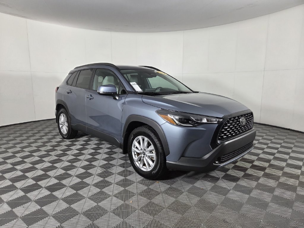 Used 2023 Toyota Corolla Cross LE FWD image 2