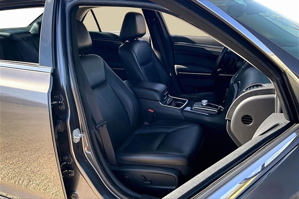 Used 2021 Chrysler 300 Touring L image 7