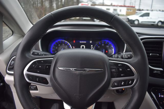 Used 2023 Chrysler Pacifica Touring-L image 33
