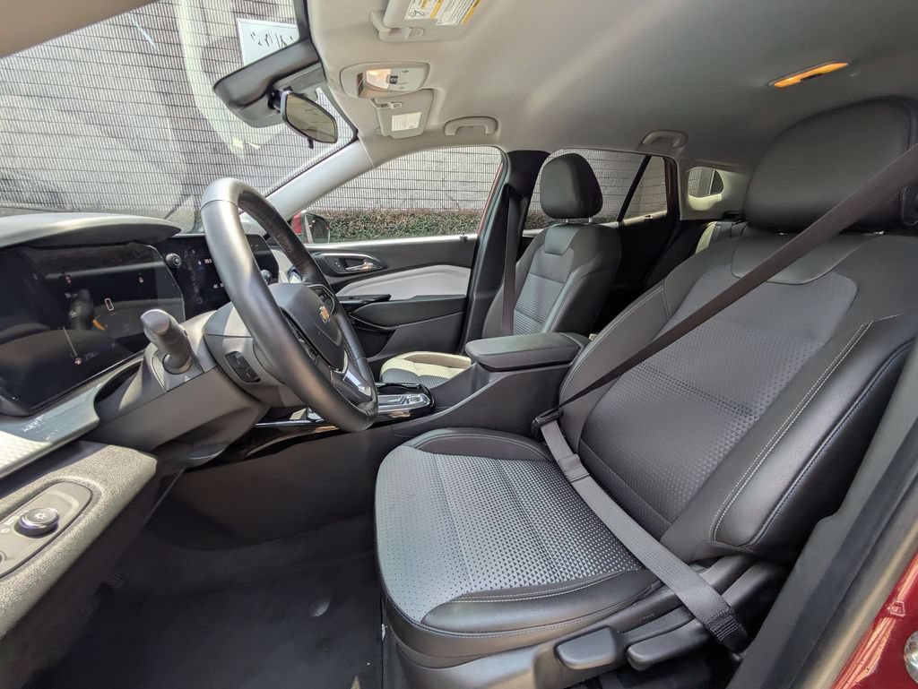 Used 2025 Chevrolet Trax LT w/ LT Convenience Package FWD image 24
