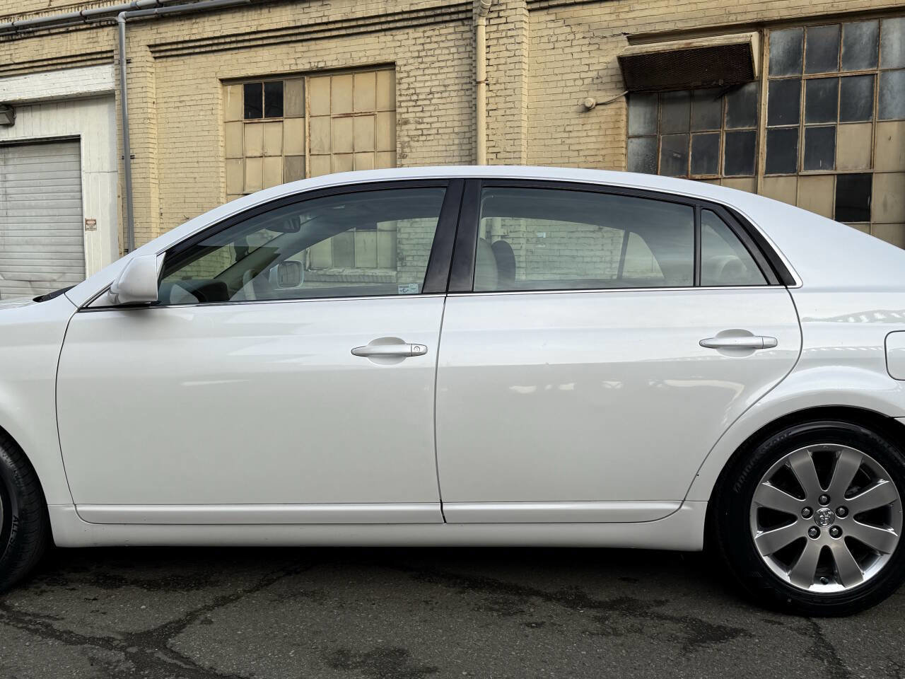 Used 2005 Toyota Avalon XLS image 19