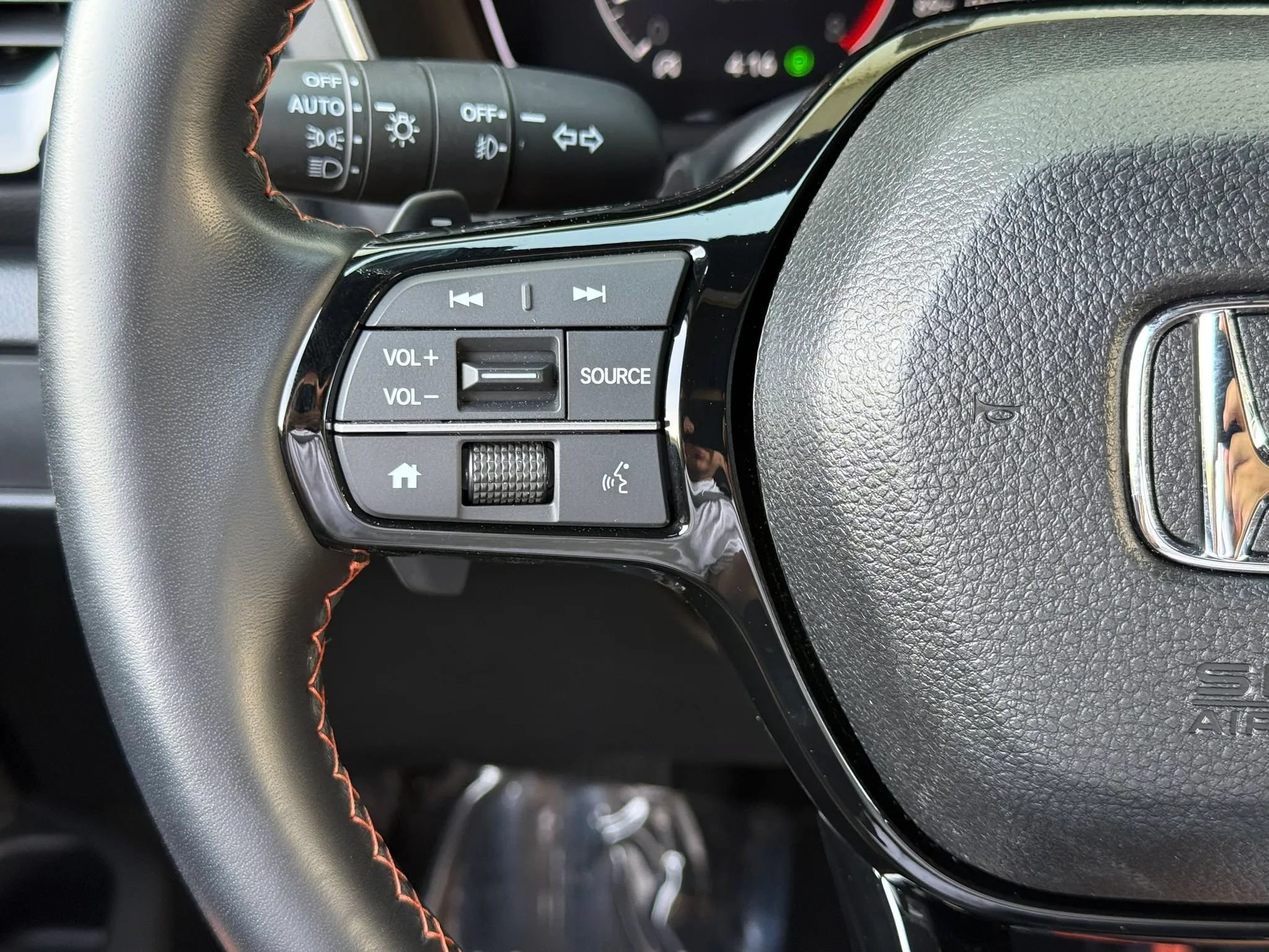 Used 2025 Honda Pilot Sport image 18