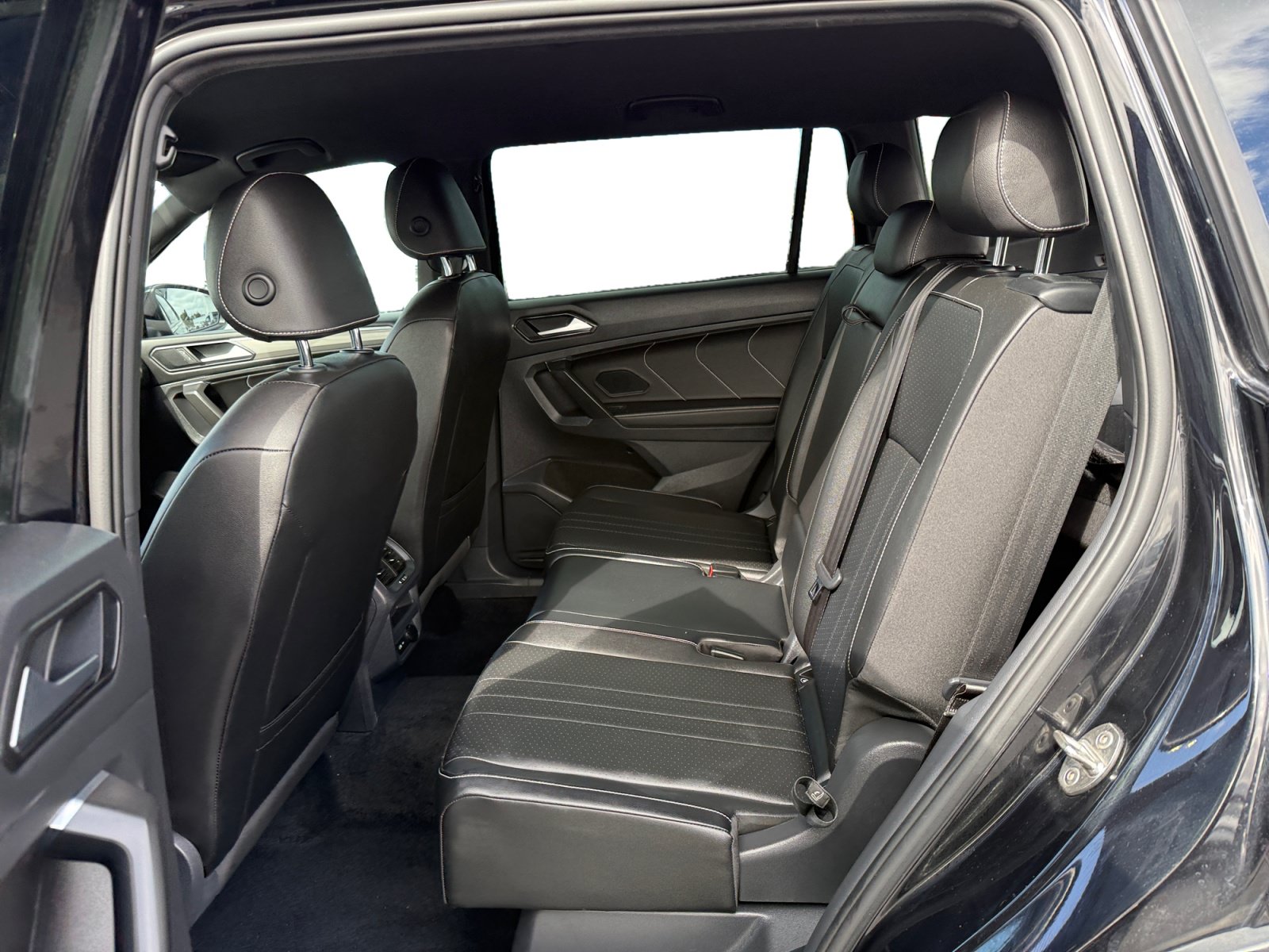 Certified 2022 Volkswagen Tiguan SE R-Line FWD image 16
