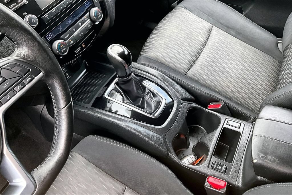 Used 2017 Nissan Rogue SV AWD/4WD image 18