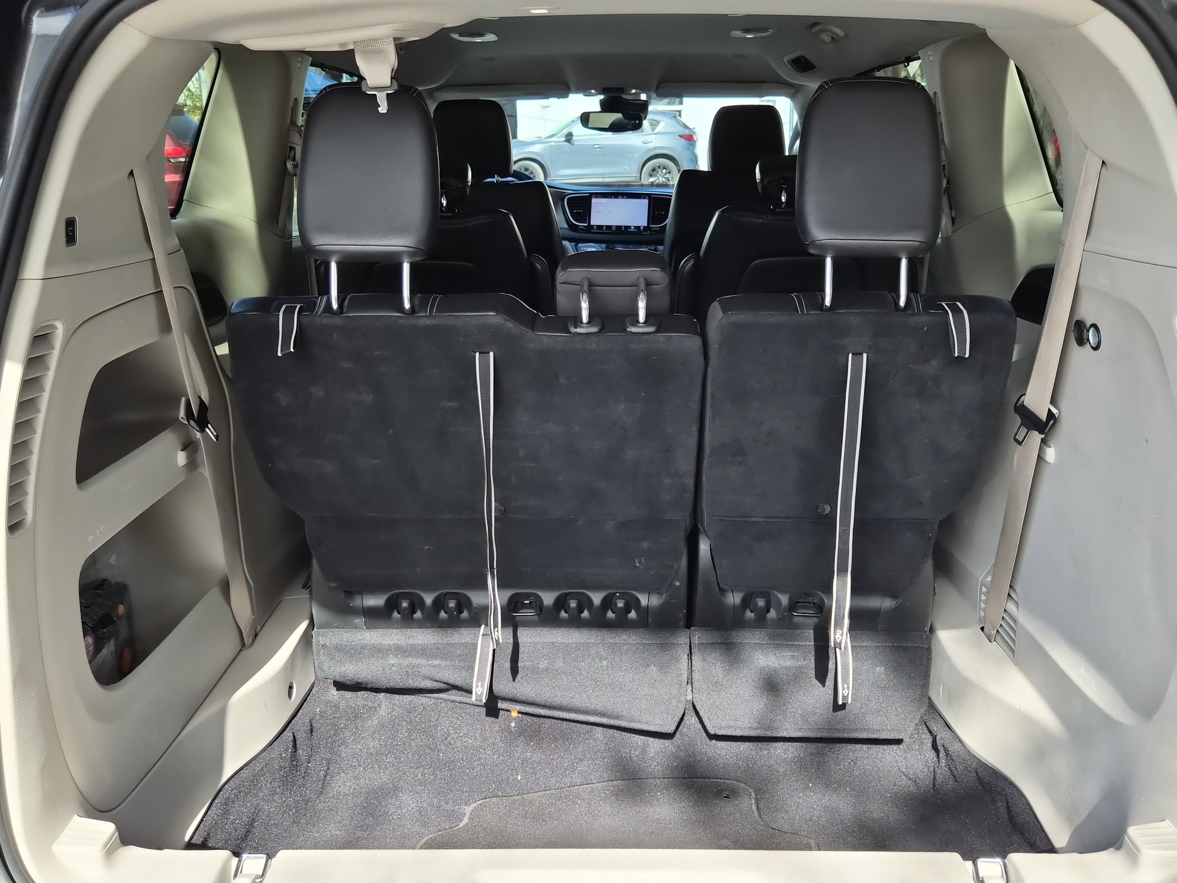 Used 2022 Chrysler Pacifica Touring-L image 7