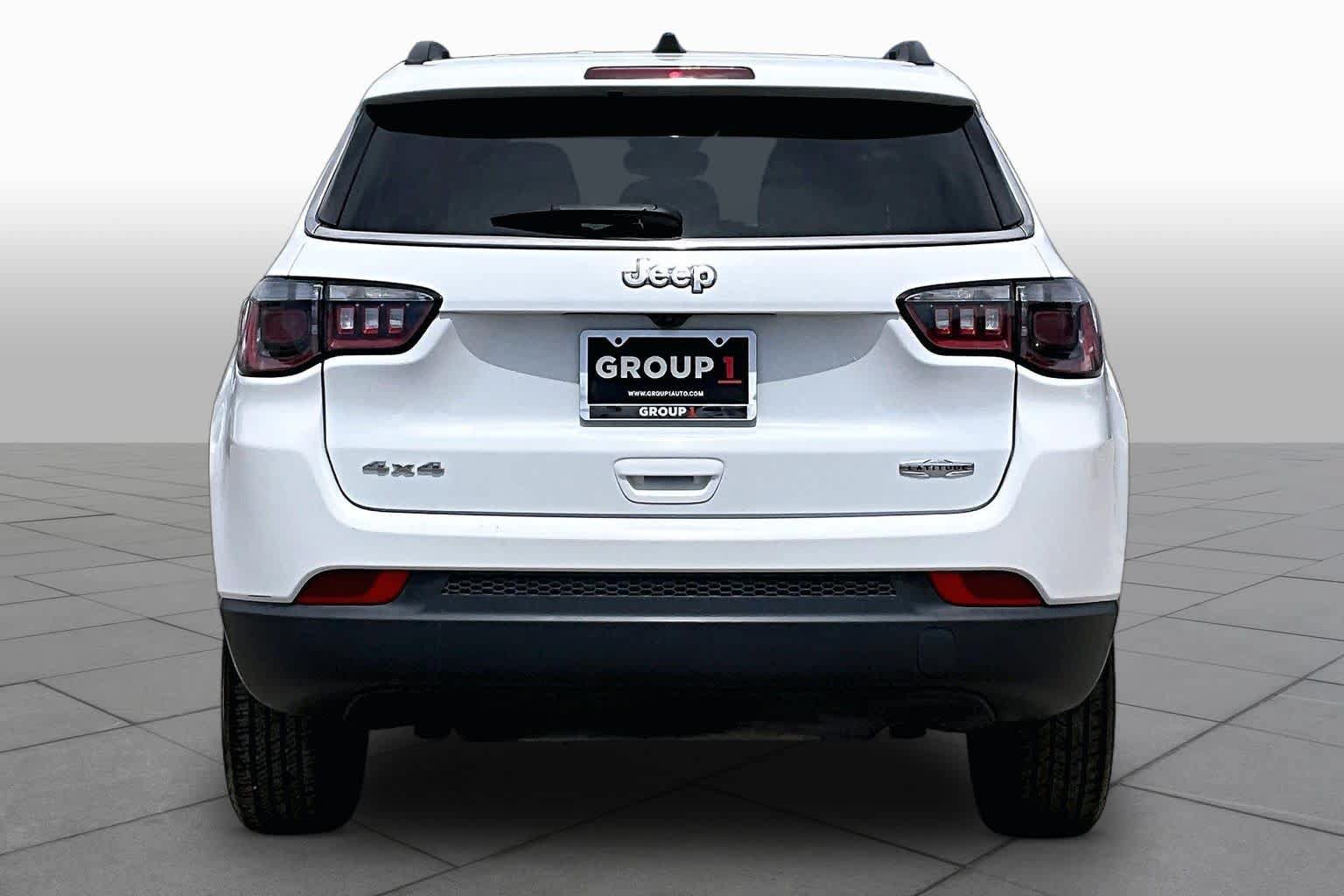 Used 2024 Jeep Compass Latitude AWD/4WD image 5