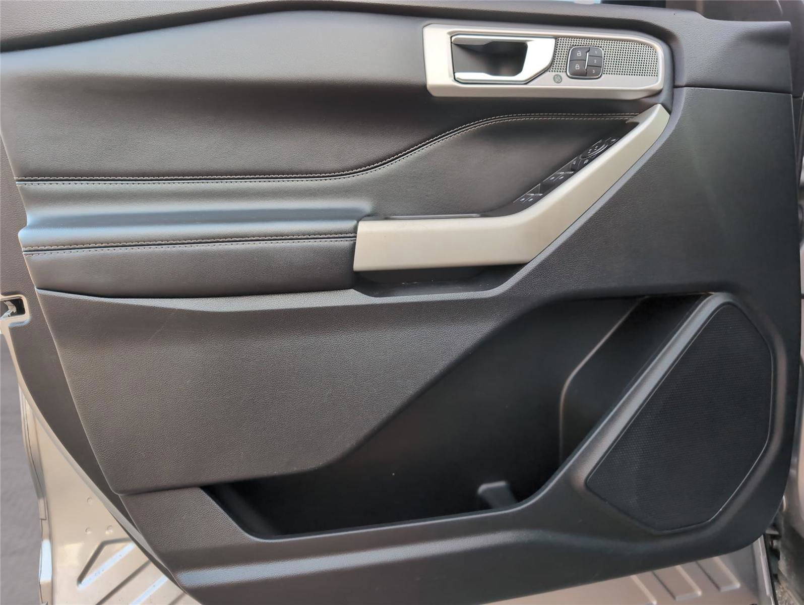 Used 2022 Ford Explorer Limited w/ Equipment Group 301A image 15