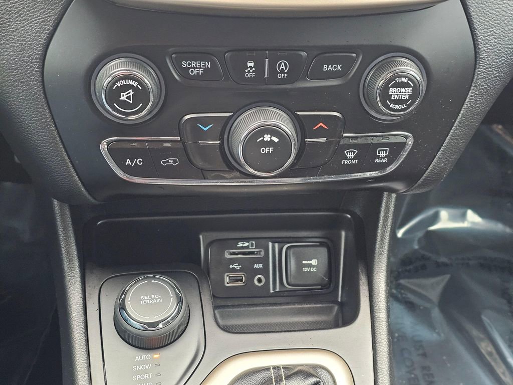 Used 2015 Jeep Cherokee Latitude w/ Cold Weather Group image 30