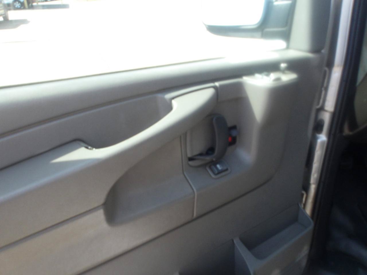 Used 2007 Chevrolet Express 2500 Passenger w/ Power and Light Package RWD image 19