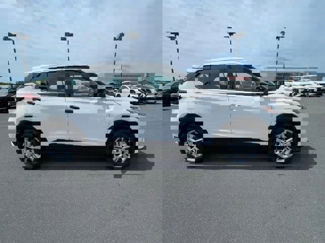 New 2025 Nissan Kicks Play S image 4