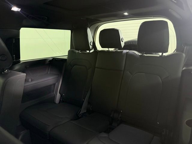 Used 2023 Land Rover Defender 130 X-Dynamic SE image 21