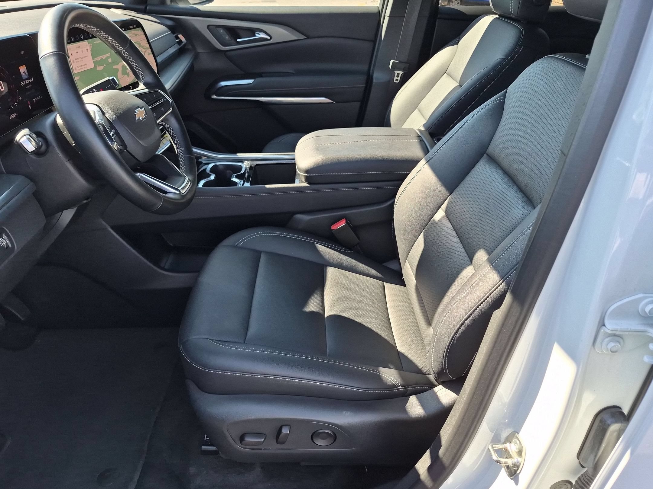 Used 2025 Chevrolet Traverse LT FWD image 14