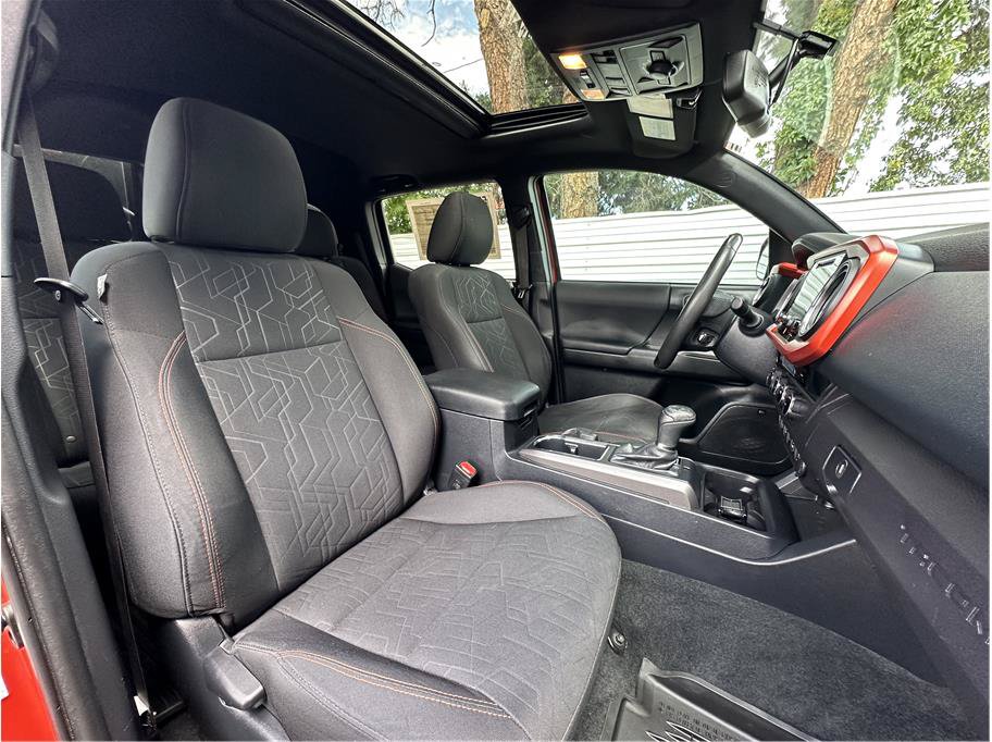 Used 2016 Toyota Tacoma TRD Off-Road AWD/4WD image 4