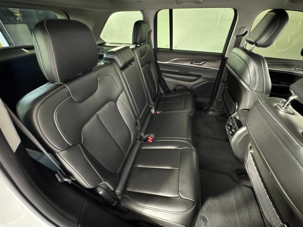 Certified 2023 Jeep Grand Cherokee Limited w/ Black Appearance Package AWD/4WD image 33
