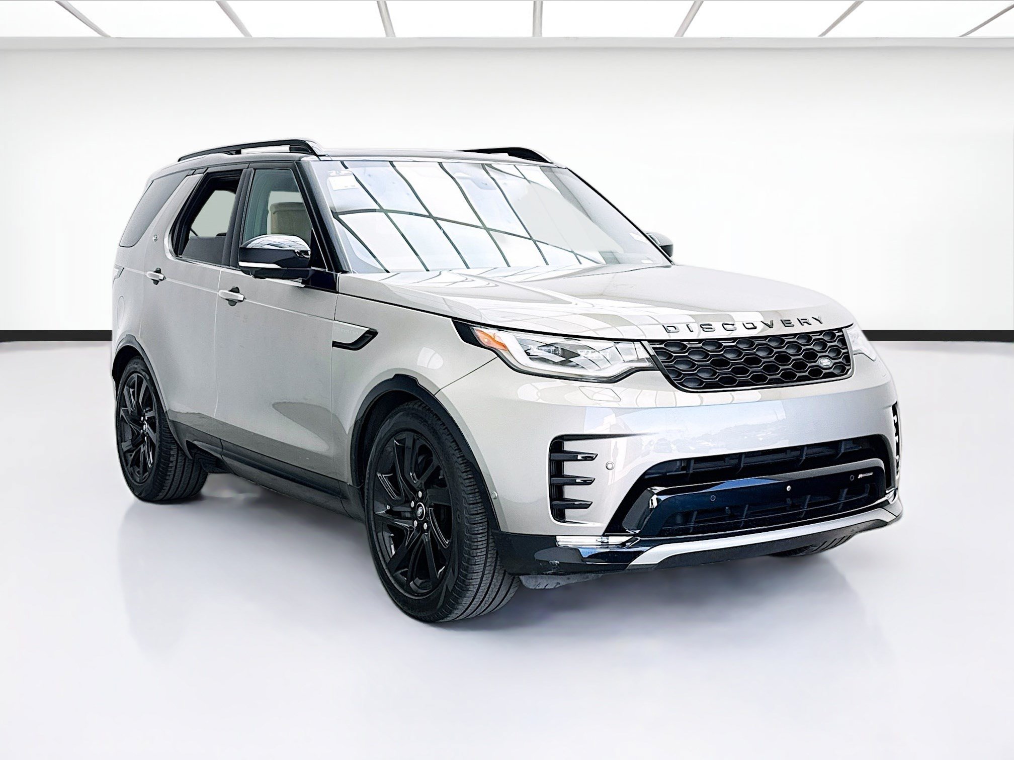 Used 2023 Land Rover Discovery HSE R-Dynamic AWD/4WD image 3