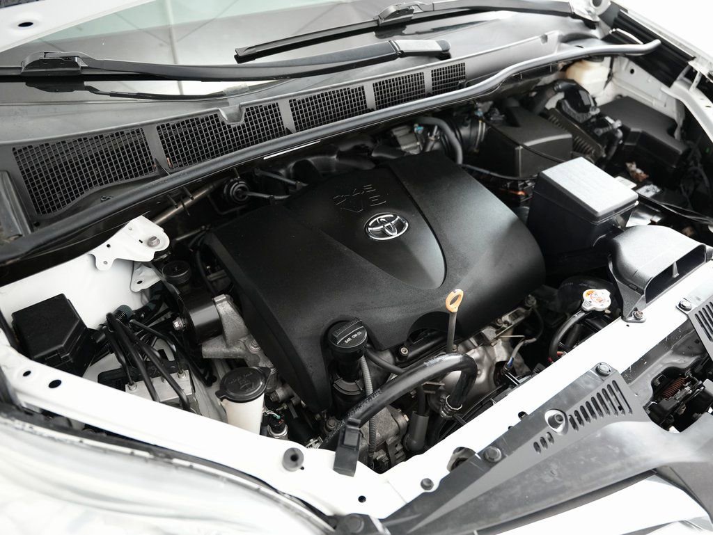 Used 2018 Toyota Sienna LE w/ Carpet Mat Package image 53