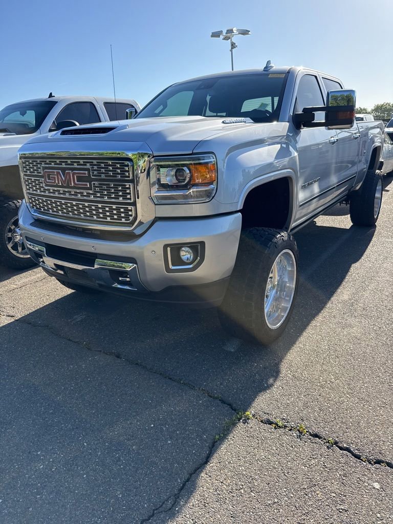 Used 2019 GMC Sierra 2500 Denali w/ Duramax Plus Package AWD/4WD image 1